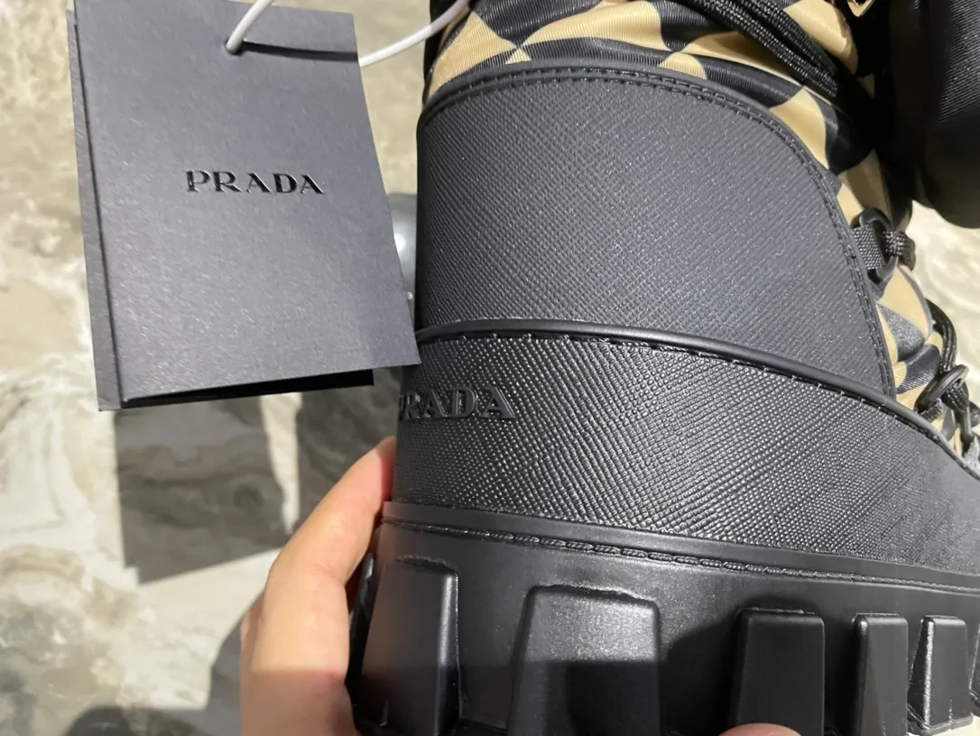 👟👟Ex-factory price 760👟👟 The highest version on the market, Prada's king style, snow boots, ski boots, fat and cute, so cute →_→ From the Prada limited series, unique. Shiny nylon Oblique upper with criss-cross straps for an ideal fit. The boots are made of technical fabric and have a short-cut version. They can be worn in the city or in the mountains. They make the calves slimmer, taller, warmer and have a concave shape. The boots and soles use the original waterproof effect. The size is 35-40. 41Customized